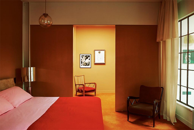 Rouge vintage pour la chambre de Bella Freud dans l'ouest de Londres