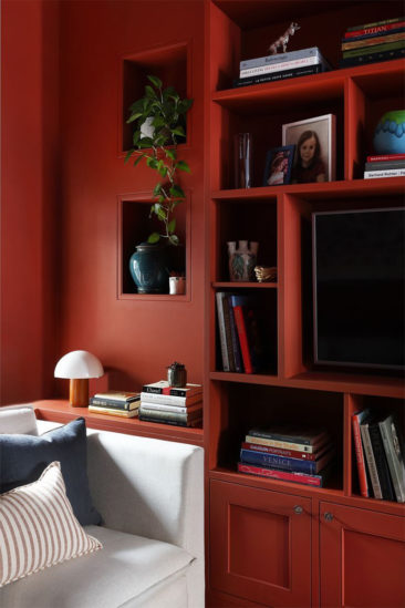 Un salon peint dans une teinte de rouge assourdi