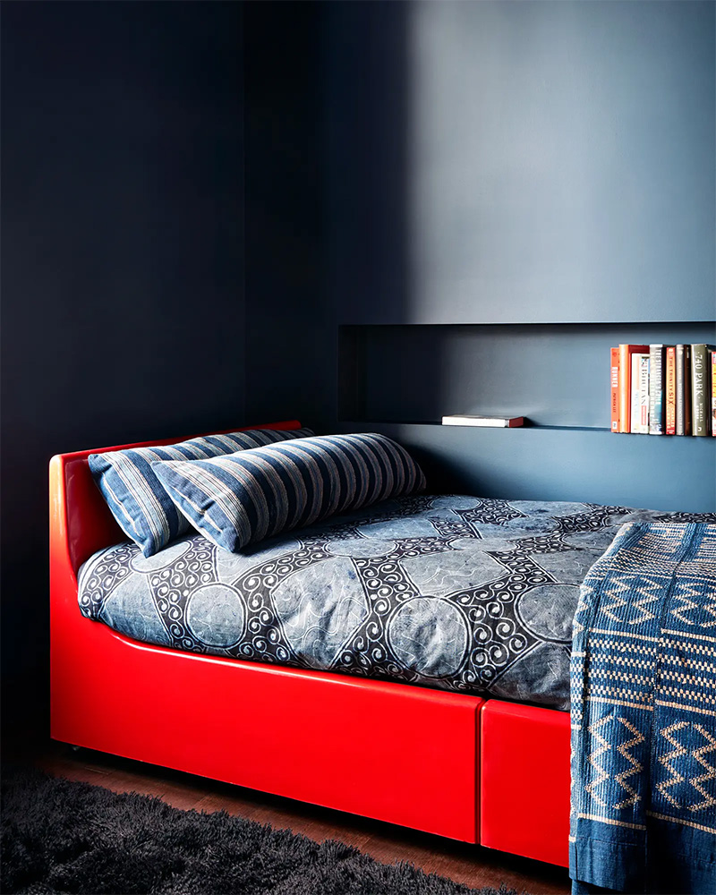 Un lit laqué rouge écarlate dans un décor bleuté, fascinant !