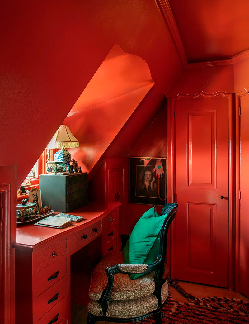 Une pièce de bureau sous les toits peinte en rouge vermillon