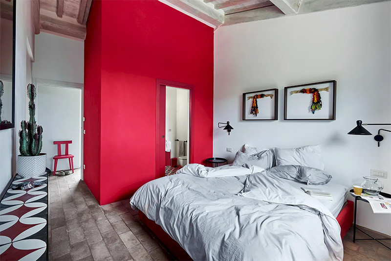 Une chambre blanche avec les murs de la salle de bains peints en rouge, feng shui or not feng shui ?