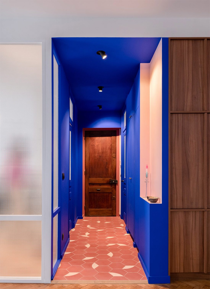 Une entrée soulignée par un bleu électrique qui flashe avec un sol couleur tomette