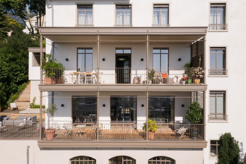 Une extension sous forme de terrasse étagée en façade de la maison