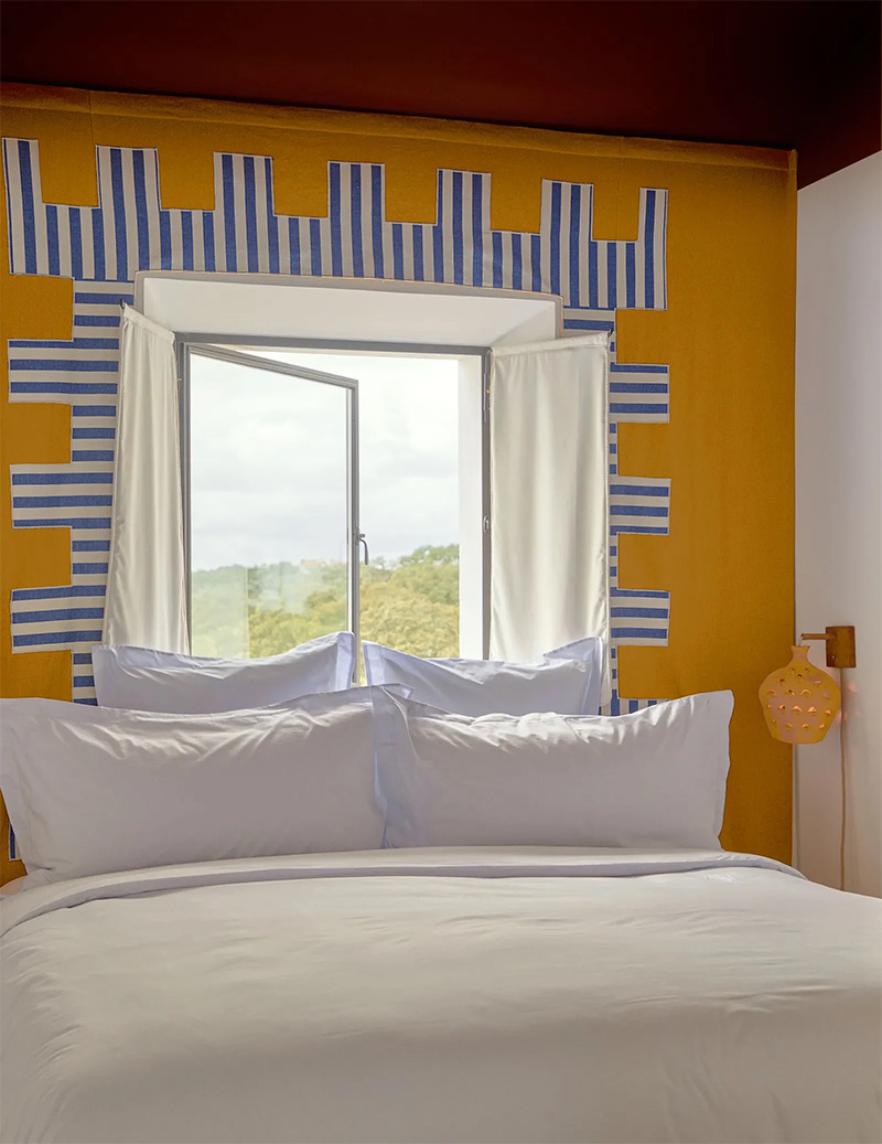 Peinture murale colorée pour cette chambre dans une villa à Comporta