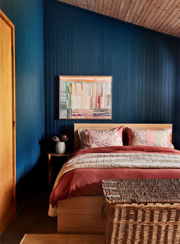 Une chambre avec son lambris peint en bleu, The log cabin, Johanna