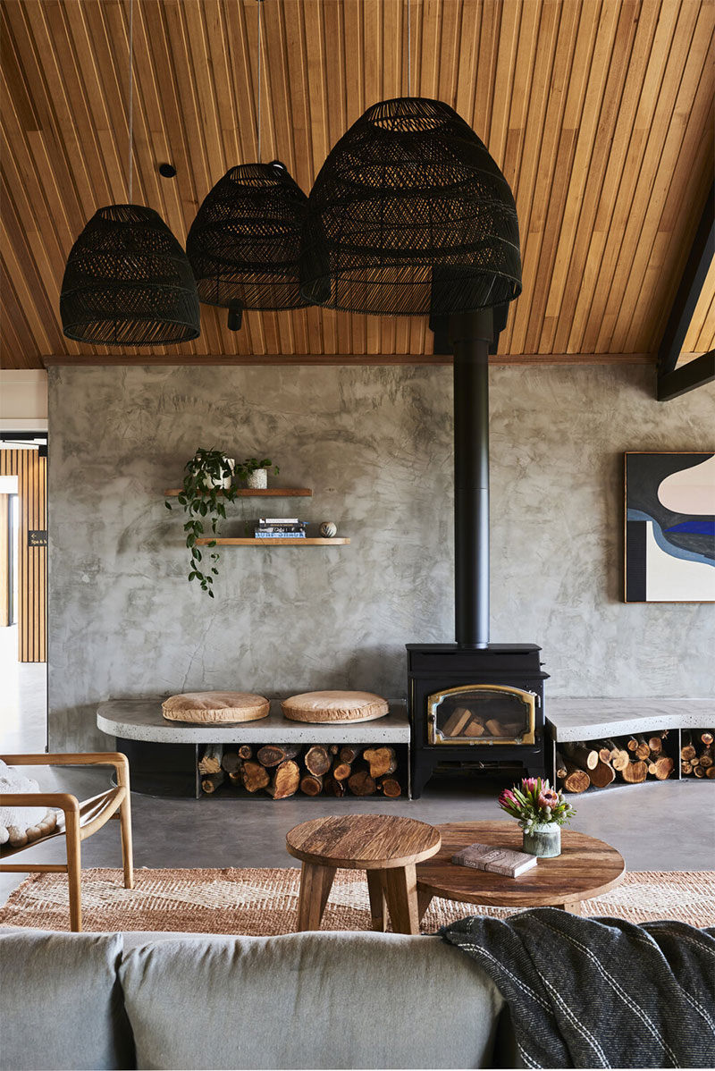 Pour une déco bohème scandinave, on adopte des petits meubles en bois brut