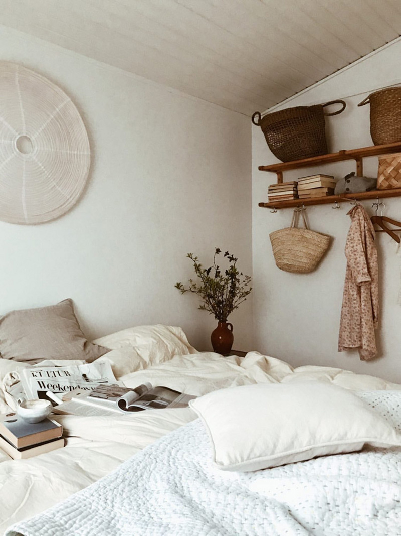 La chambre bohème nature et scandinave dans la cabine d'été de Simone Polk Dahl au Danemark 