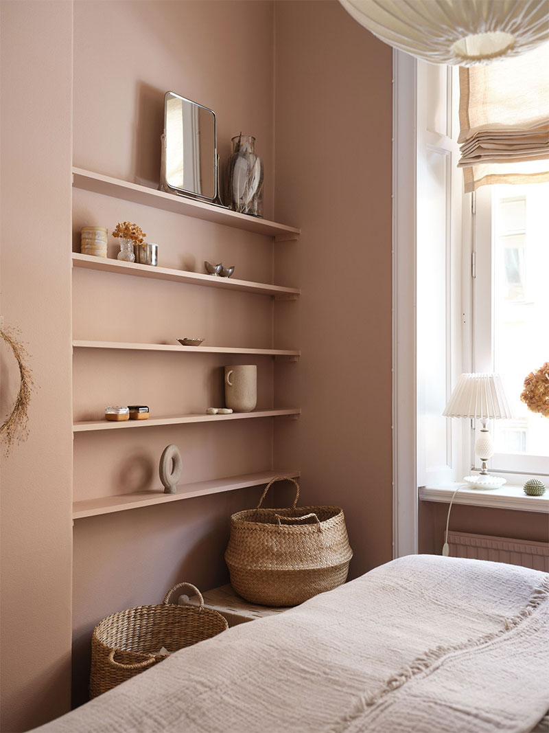 Une chambre de style scandinave avec un rose terracotta et des objets bohèmes