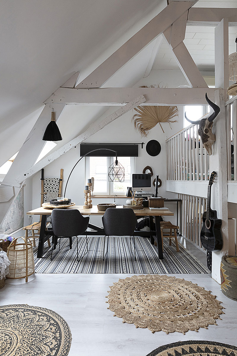 Un appartement boho en noir et blanc sous les toits à Miele