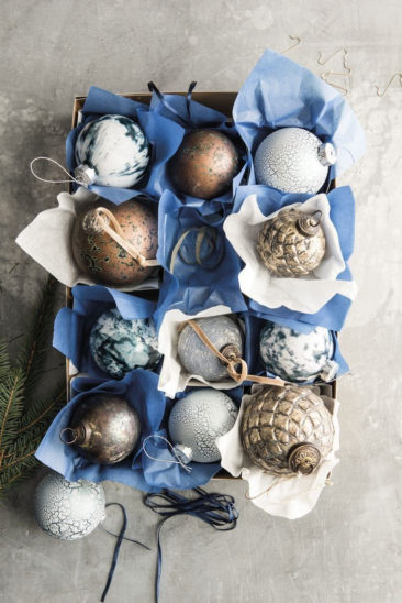 Des décos de Noël blanc, doré et bleu