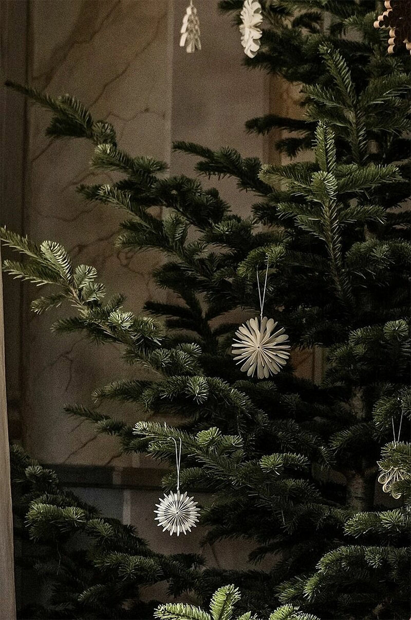 Un sapin décoré de façon minimaliste - Catalogue Jotex 2021