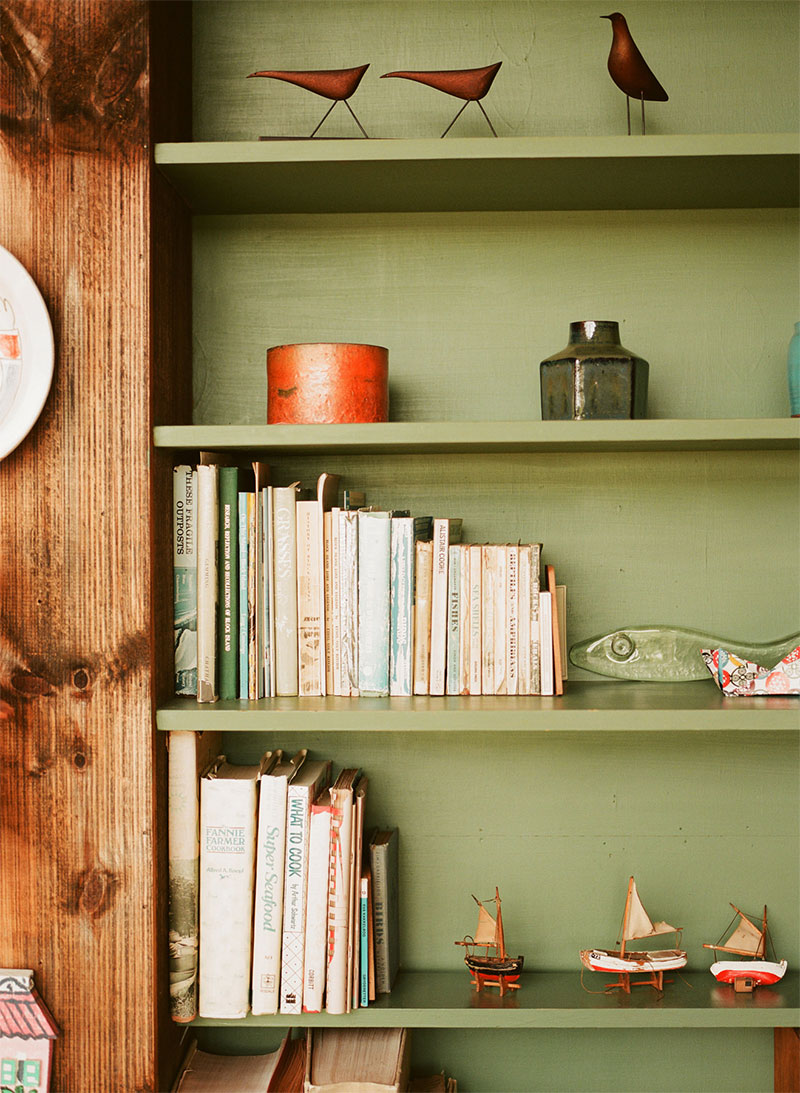 L'intérieur de Jens Risom Block Island home avec ces notes vert avocat