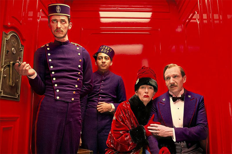 Un ascenseur saturé de laque rouge dans The Grand Budapest Hotel de Wes ANderson