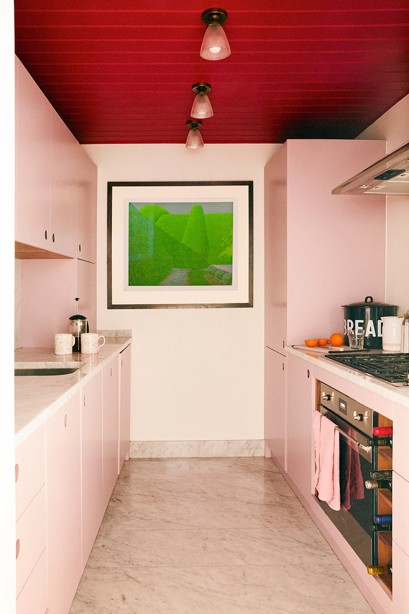 Cuisine rose et plafond rouge dans cette maison londonienne