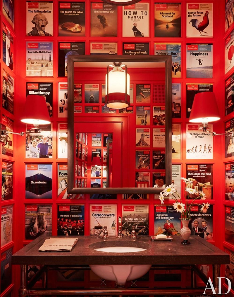 Des toilettes laqués de rouge vif et décorés de magazines