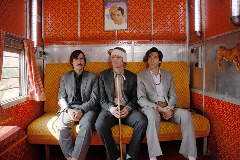 La palette orange rétro dans The Darjeeling Limited de Wes Anderson