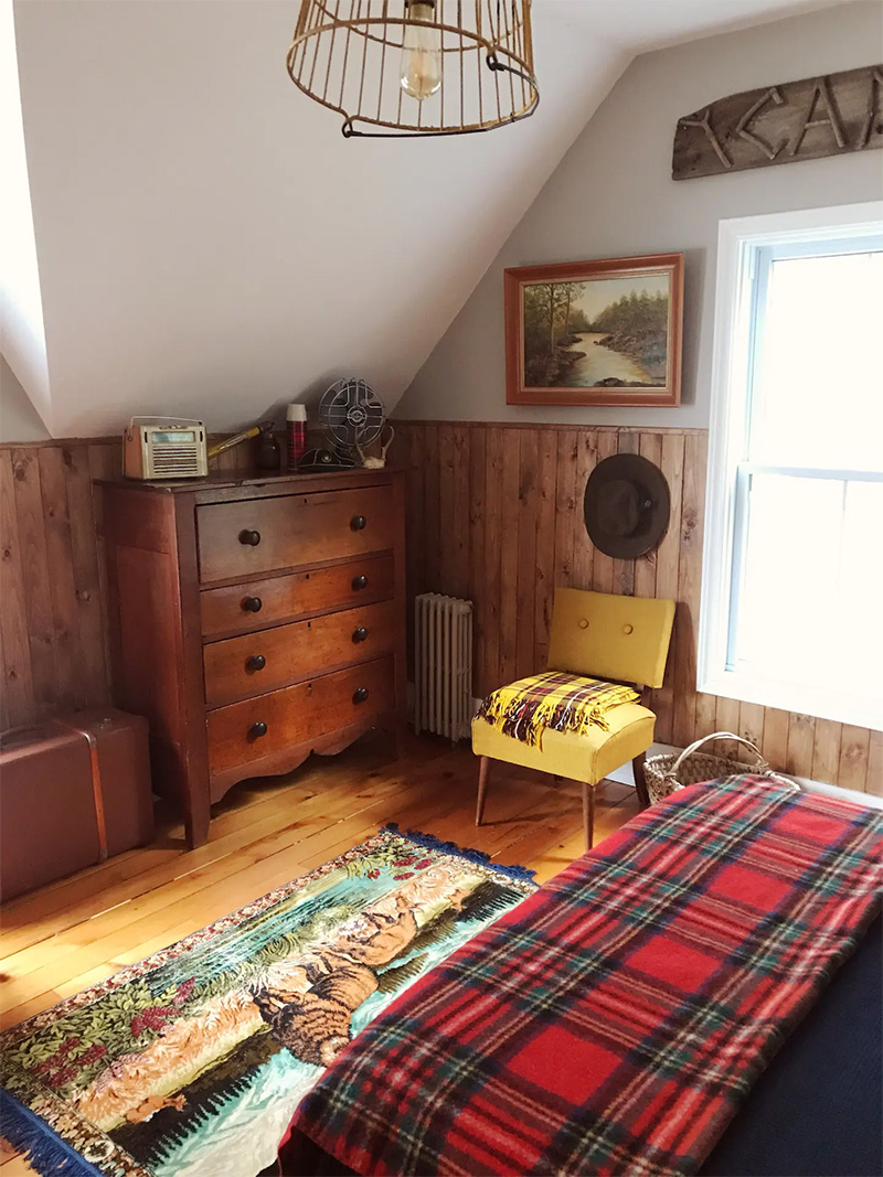 Logement à louer sur Airbnb, avec une déco inspirée de Wes Anderson