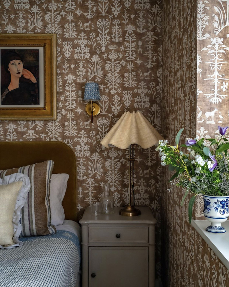 Chambre rétro en brun par Alice Grace interiors