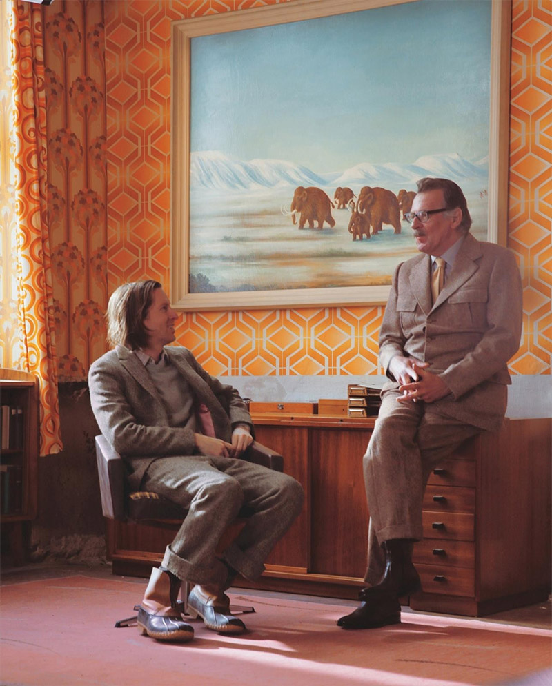 Wes Anderson et Tom Wilkinson dans l'étude de l'auteur