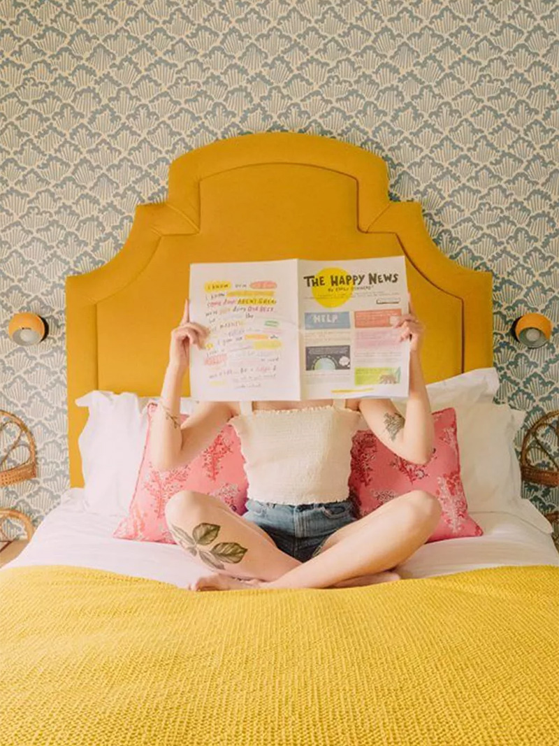 Une pose inspirée des films de Wes Anderson par @frombeewithlove au The Rose Deal, Kent