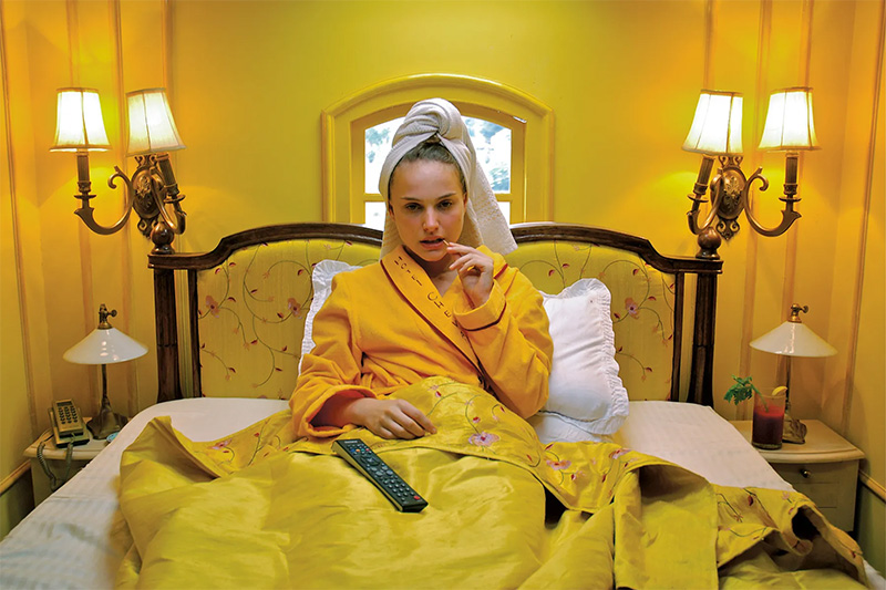 Une chambre saturée de jaune dans le court métrage, Hôtel Chevalier de Wes Anderson