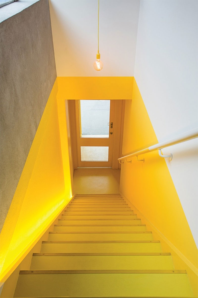 Escalier, invitant à plonger dans une piscine de jaune