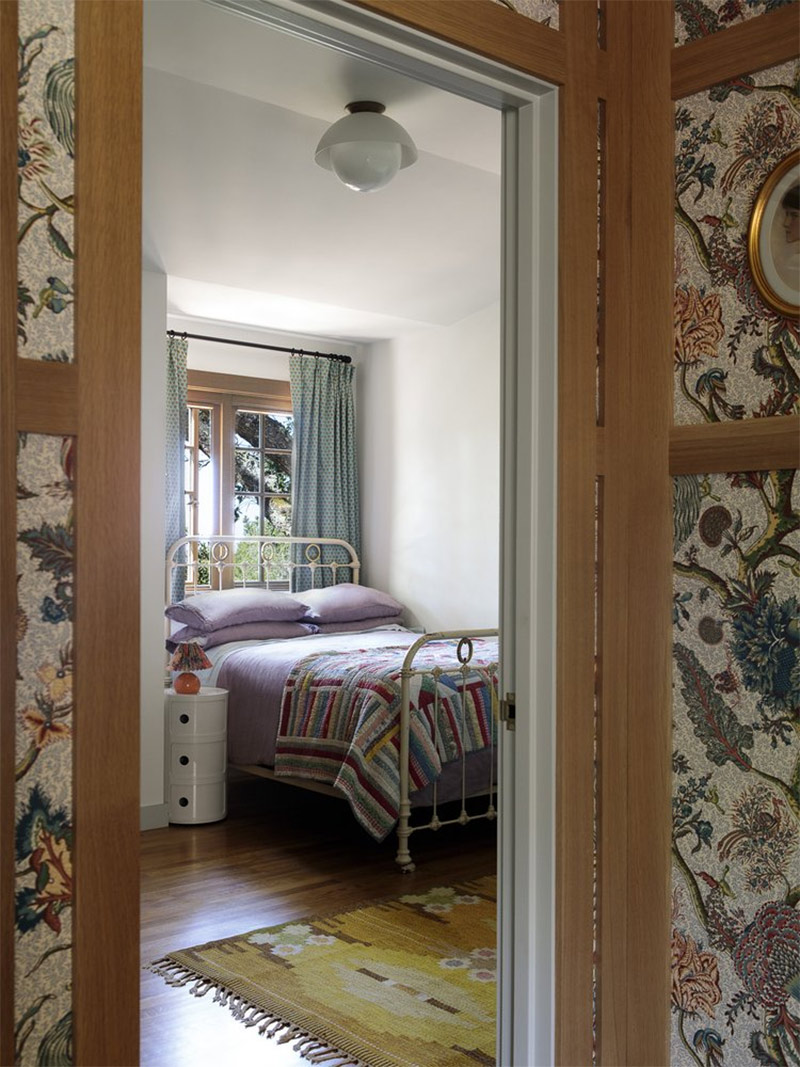 Une chambre au look rétro avec son dessus lit en patchwork