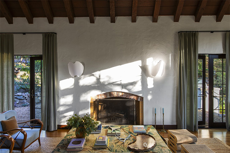 Une maison de style néo-Tudor revisitée en Californier par Reath Design