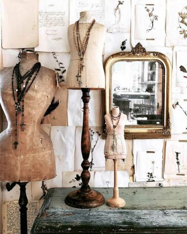 Vieux mannequins de couturière vendus par la boutique d'antiquité @objekts.ca