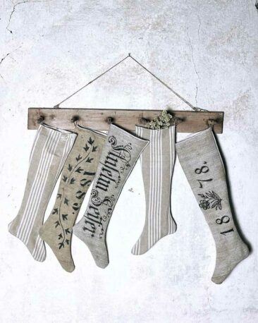 Chaussettes de Noël réalisées avec de la vieille toile à matelas @objekts.ca