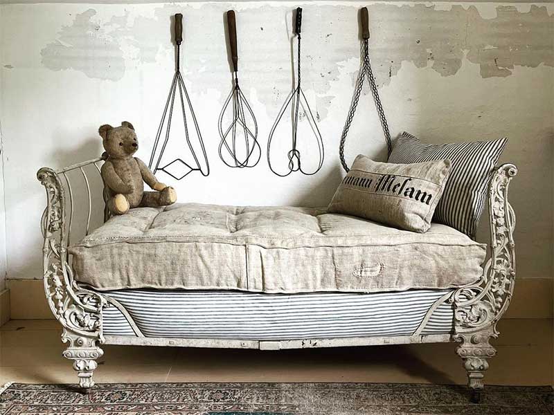 Ancien lit vendu par la boutique d'antiquité @objekts.ca
