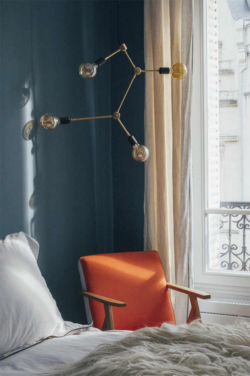 Une chambre dans un bleu sourd par l'architecte Marion Collard