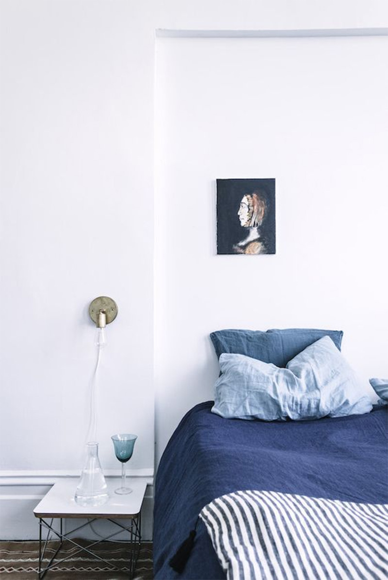 Une chambre au style scandinave avec du linge de lit bleu