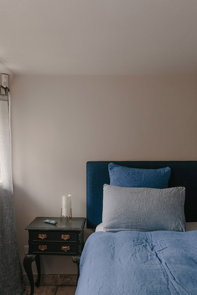 Du linge de lit bleu pour une chambre aux murs beiges