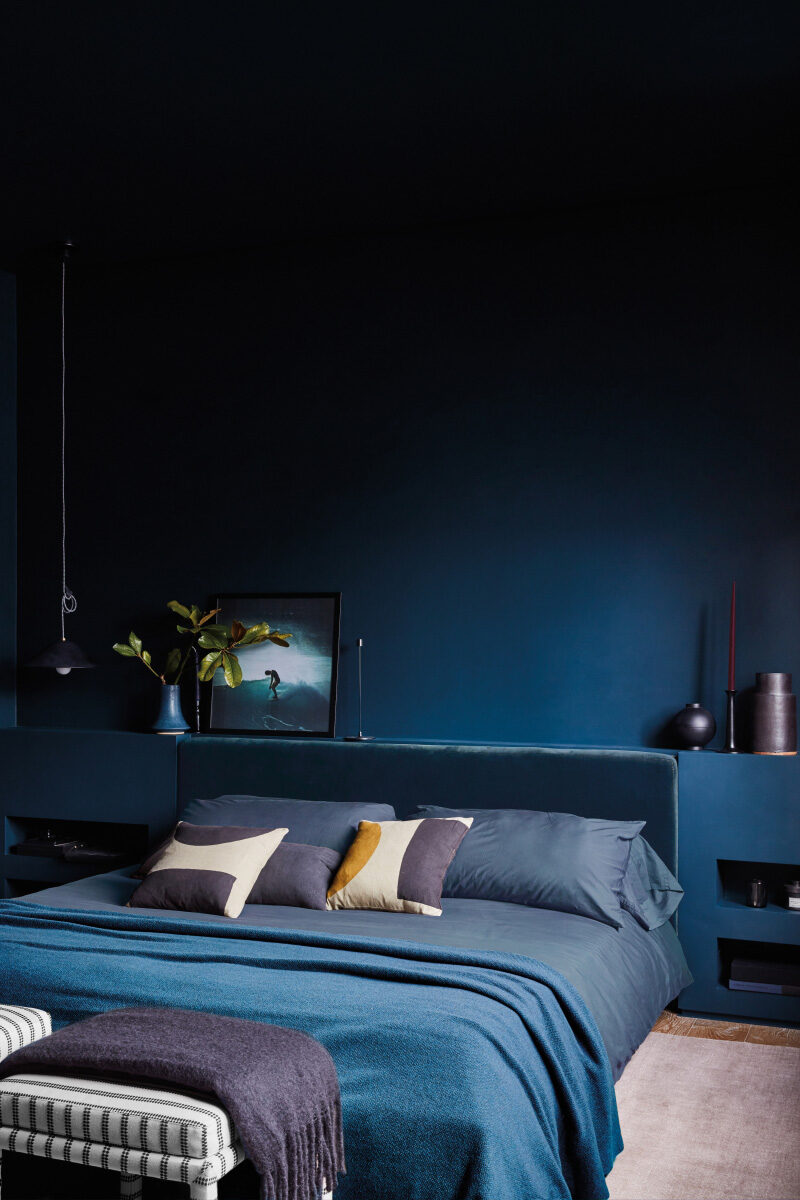 Le choix de la palette de couleurs d'une chambre à coucher est toujours une question délicate. Pour la chambre à coucher, nous voulons créer un environnement serein, propice au repos et sommeil. Choisir le bleu dans une chambre est donc, une bonne idée, et un compromis aux palettes de blanc, grège et beige.