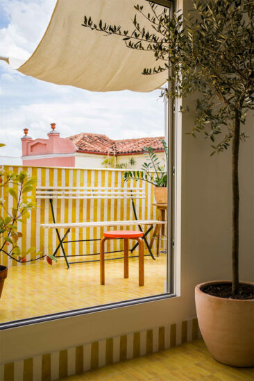 Des zelliges aux murs, des bejmats jaunes au sol sur la terrasse de cet appartement à Madrid