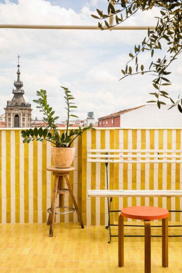 Des zelliges aux murs, des bejmats jaunes au sol sur la terrasse de cet appartement à Madrid