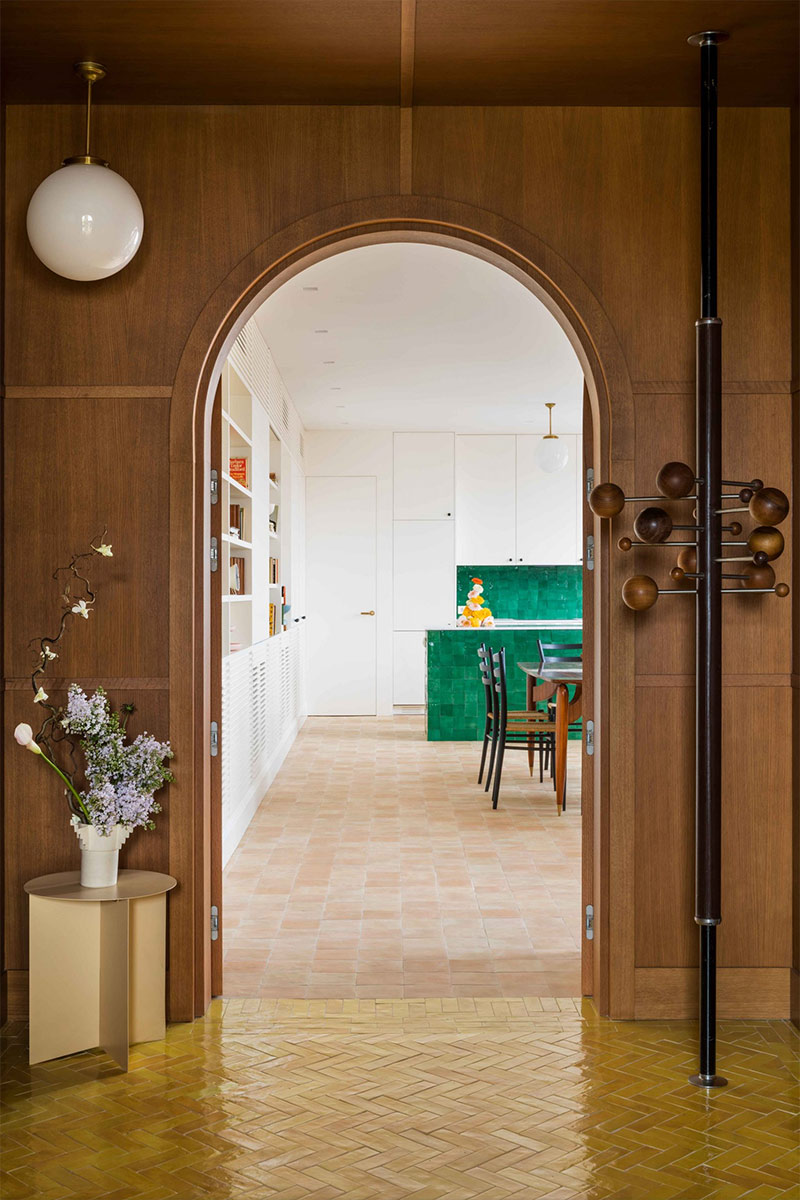 Une cuisine avec des zelliges verts dans cet appartement à Madrid