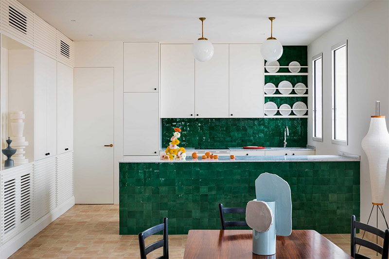 Une cuisine avec des zelliges verts dans cet appartement à Madrid