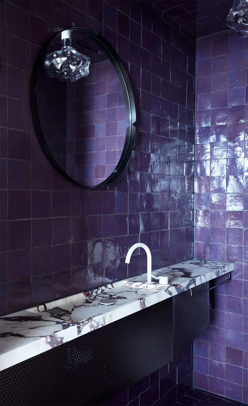 Des zelliges violets pour cet salle de bains, signée YSG studio