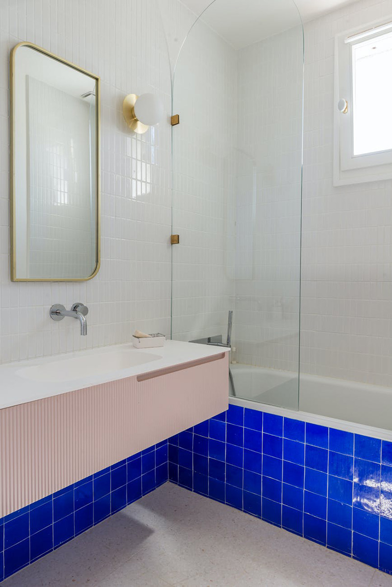 Une salle de bain qui ose le mix de zelliges bleu électrique et du rose blush