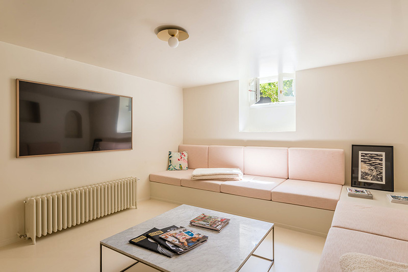 Une salle télé aménagée dans le sous sol du pavillon