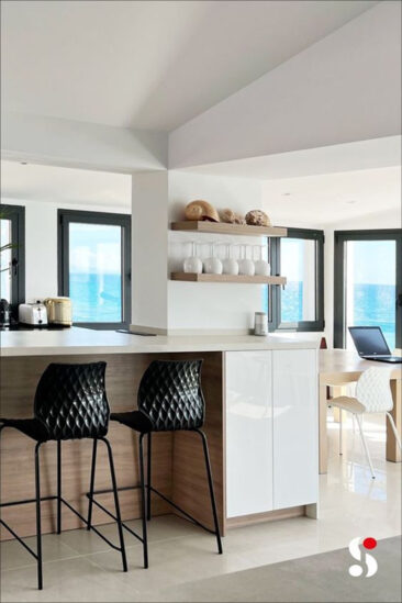 Cuisine ouverte blanche avec bar - Réalisation Home Design Schimdt