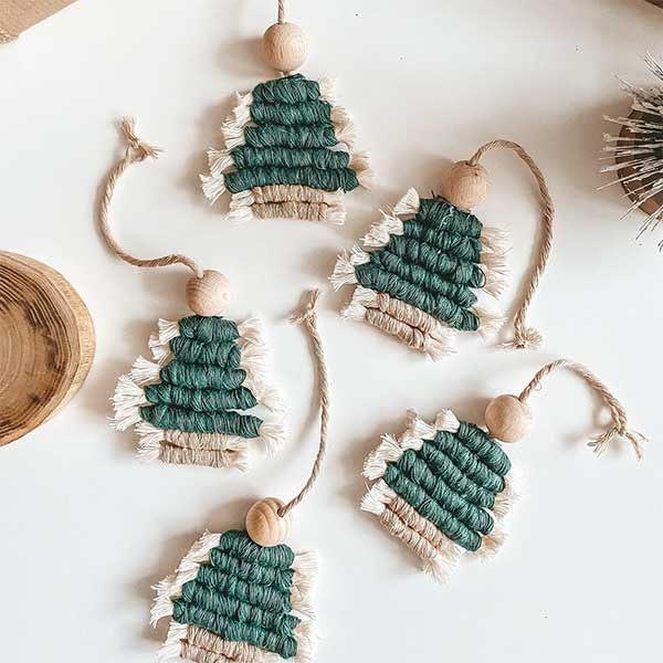 Etsy KnotLabSK - Ornement de Noël en macramé, sapin