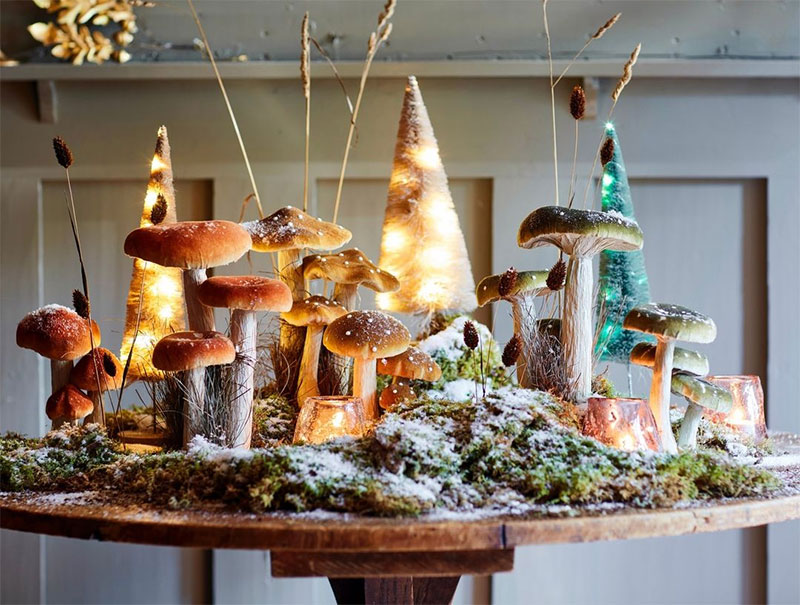 Mise en scène avec lumière et champignons pour un décor de Noël féerique - Anthropologie 2022