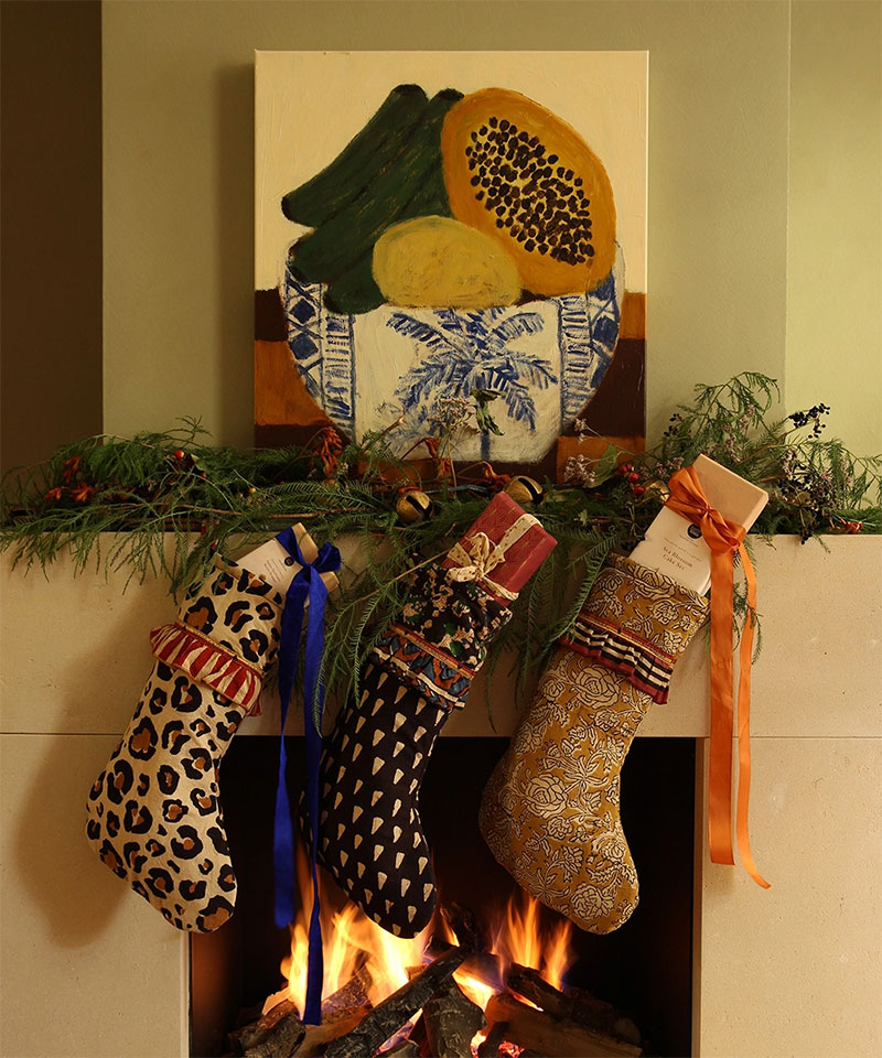 Des chaussettes de Noël réalisés avec des tissus imprimés indiens pour un Noël bohème - Catalogue Doing Goods, Noël 2022