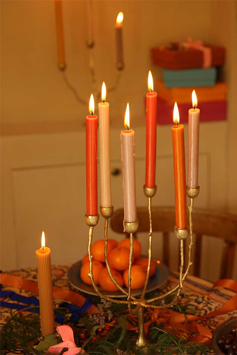 Un chandelier en laiton indien pour un Noël bohème - Catalogue Doing Goods, Noël 2022