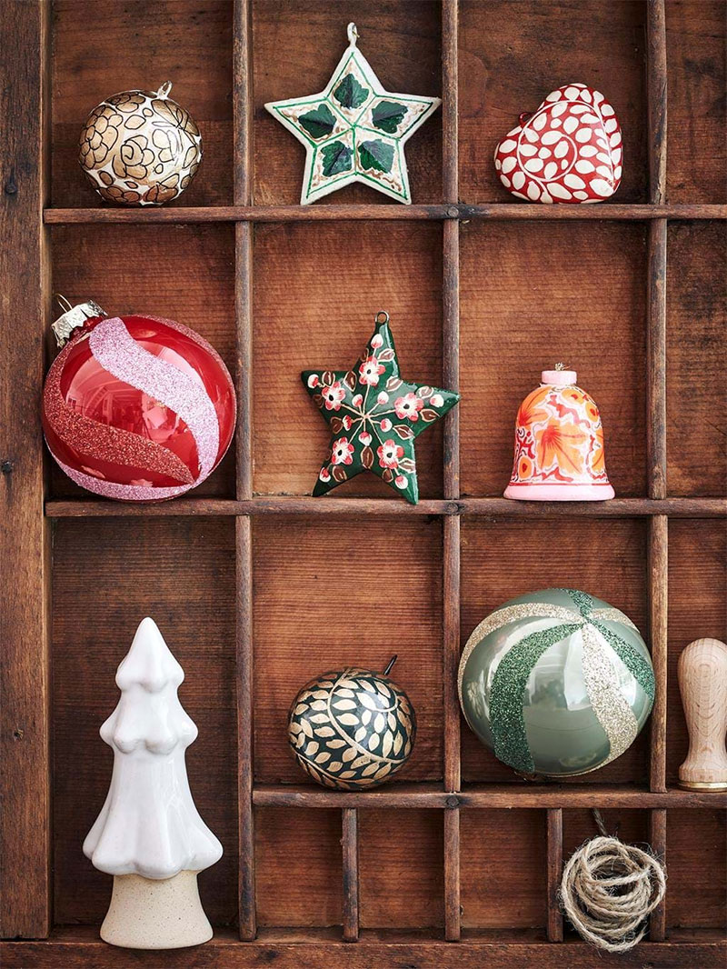 Boules de Noël bohèmes peintes dans le nord de l'Inde et boules de Noël traditionnelles