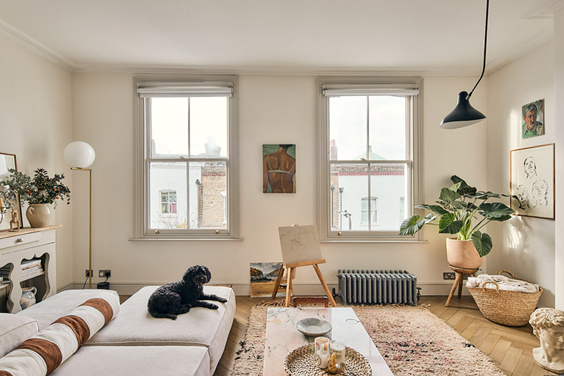 Une pièce à vivre monochrome blanc cassé pour un style hippie minimaliste moderne