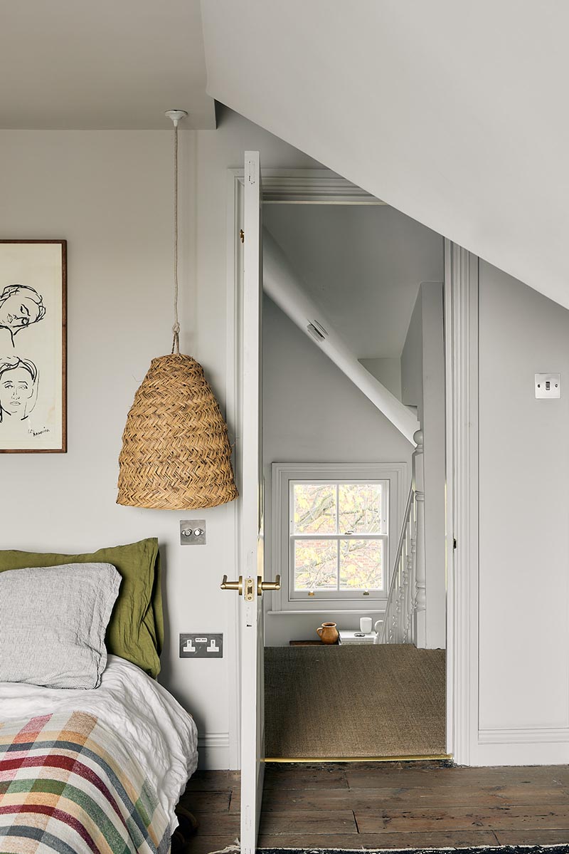 Une chambre old new sous les toits, aux doux accents ethniques